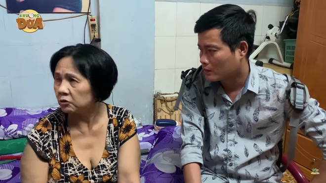 Khương Dừa tới thăm nghệ sĩ Hoàng Lan.