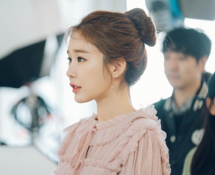 Yoo In Na sinh năm 1982 nhưng nhìn vẫn ngọt ngào đáng yêu như thiếu nữ đôi mươi với Link Vào SHBET88 Mới Nhất búi củ tỏi 