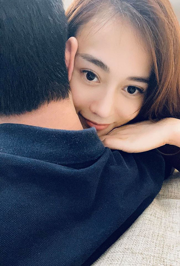 Mới đây, nữ diễn viên Phương Oanh chia sẻ ảnh chụp cùng một chàng trai và viết: “29/2/2020… Special day… Hạ cánh nơi anh”. Cô chia sẻ thêm ở phần bình luận: “Thoát kiếp gái ế”. Trong hình, nữ diễn viên Quỳnh búp bê thân mật ôm bạn trai. Tuy nhiên, ảnh chụp từ sau lưng người đàn ông nên khán giả không thể thấy gương mặt anh. Phía dưới nhiều khán giả, bạn bè và đồng nghiệp đã gửi lời chúc mừng và mong nữ diễn viên sớm giới thiệu bạn trai. Liên hệ với nữ nghệ sĩ về tấm ảnh, Phương Oanh từ chối chia sẻ: “Cảm ơn mọi người đã quan tâm”.
