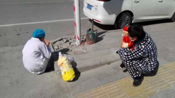 Nữ y tá không dám ngồi gần chồng con vì sợ lây nhiễm chéo.