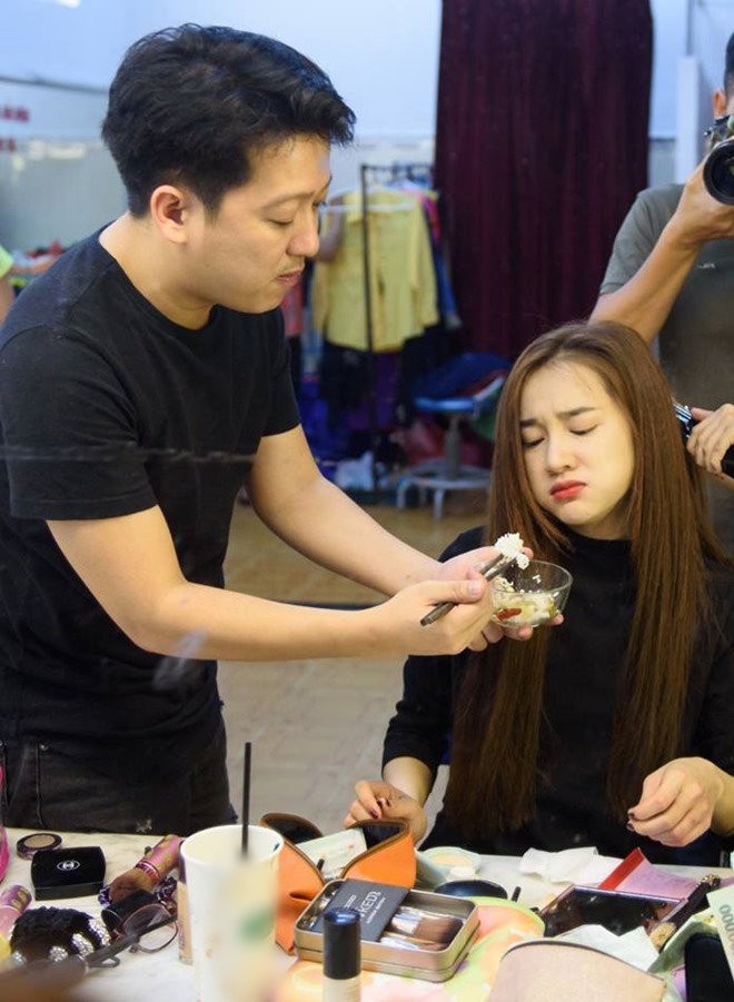 Trường Giang bón và dỗ dành để Nhã Phương ăn.
