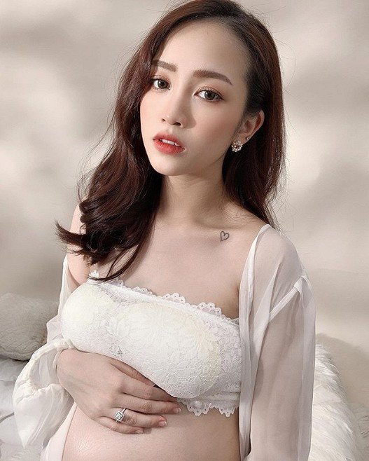 Nhan sắc đỉnh cao của mẹ bầu rich kid