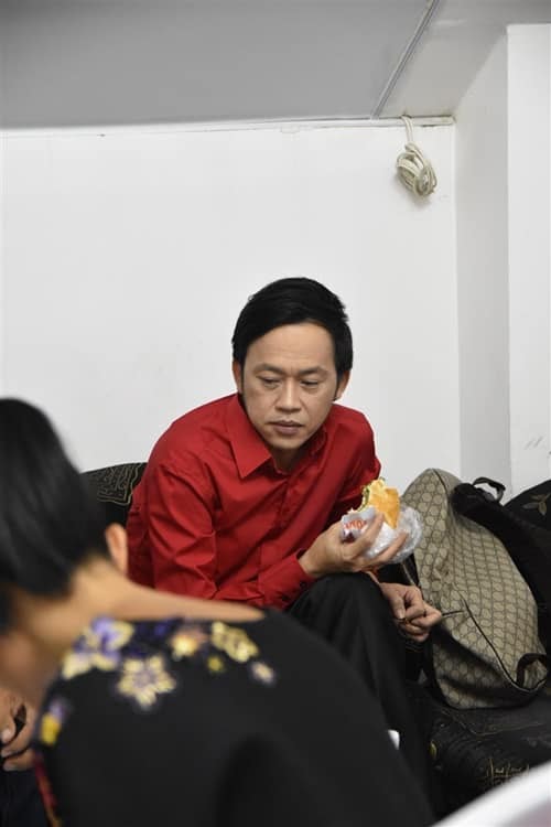 dam-vinh-hung-phat-ngon-soc-giua-lum-xum-20-nguoi-han-quoc-coi-thuong-banh-mi-viet-nam-60d-4720787