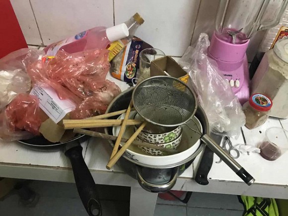 Bát đũa, đồ ăn thừa vứt bữa bãi ở góc bếp.
