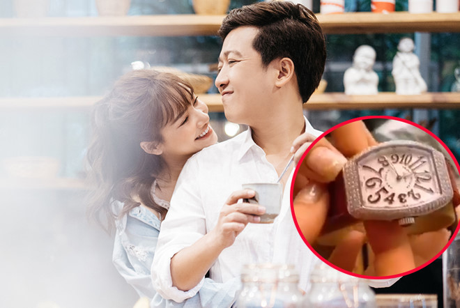 Mới đây, Nhã Phương lại khiến fan nức nở khi bất ngờ khui loạt đồ hiệu gồm 1 đồng hồ, 1 túi xách sương sương cả trăm triệu do Trường Giang tặng nhân dịp ngày đặc biệt thứ 3 ngày 3/3. Trường Giang còn combo thêm cho vợ 1 bịch khẩu trang. Anh tự viết thư tay đong đầy yêu thương: 