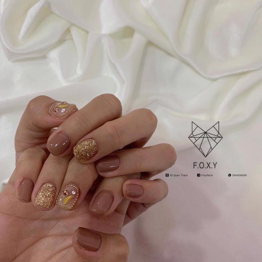 Nail màu nude kết hợp nhấn nhũ vàng cực sang tay