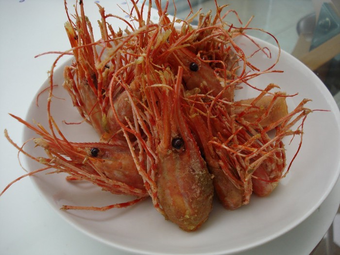 Không nên ăn nhiều đàu tôm