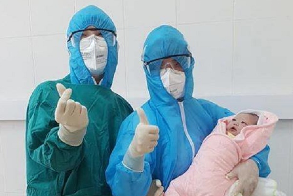Bé gái chào đời khi mẹ đang được cách ly phòng dịch Covid-19