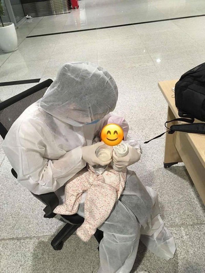 Em bé chừng 3 tháng tuổi 