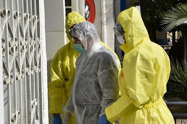 Một bệnh nhân nhiễm covid-19 ở Algiers. Ảnh: AFP.