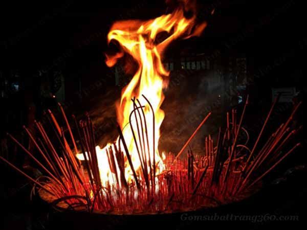 Bát hương bốc cháy