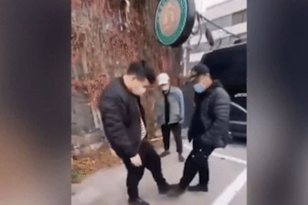 Cách chào hỏi bằng chân đang gây chú ý.