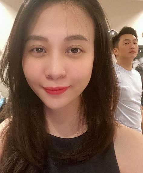 Bức hình được Đàm Thu Trang đăng tải mới đây bên ông xã gây chú ý từ cộng đồng mạng. Trong ảnh, mỹ nhân chụp selfie, nhưng đáng chú ý là biểu cảm 