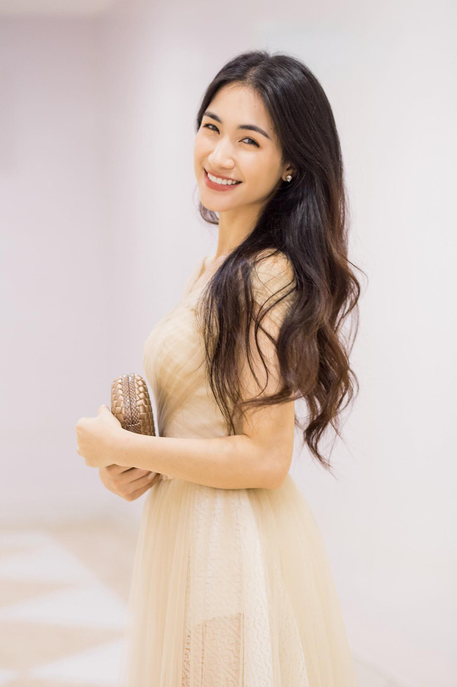 Hôm 9/3, Hòa Minzy chia sẻ dòng trạng thái dài trên trang cá nhân. Cô cho biết mình vừa trở về từ Thừa Thiên Huế nên sẽ tự cách ly để đảm bảo an toàn cho những người xung quanh. Nữ ca sĩ khuyên mọi người không nên tụ tập chỗ đông người, không rời khỏi nơi ở, hạn chế đi lại. “Mỗi chúng ta hãy tự cách ly, đừng mang mầm bệnh về những nơi khác, về quê, nơi ông bà, cha mẹ ta đang ở. Họ là những người có tuổi hơn và sức đề kháng cũng yếu hơn. Em cũng mới từ Huế về, nơi đã phát hiện ca dương tính với virus. Vậy nên em cũng sẽ tự cách ly tại nhà trong 2 tuần”. Nữ ca sĩ thông báo đến các fan toàn bộ lịch diễn của cô đợt này đã hủy. Cô hứa sẽ hội ngộ người hâm mộ sau mùa dịch.