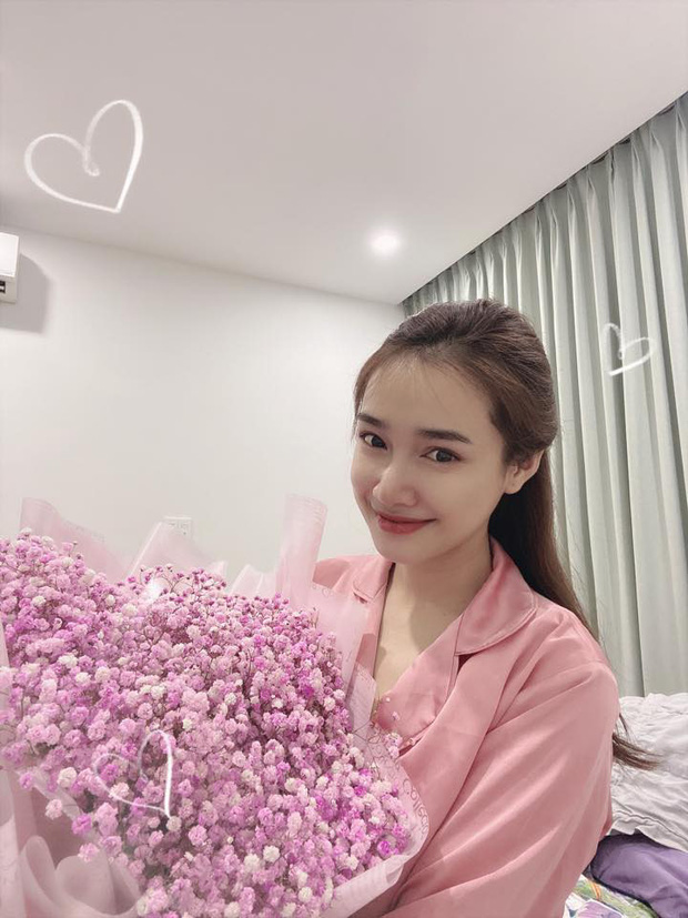Mới đây, Nhã Phương làm khán giả thích thú khi khoe bó hoa được ông xã Trường Giang tặng lúc tối muộn nhân ngày 8/3, kèm lời chúc không thể lầy lội hơn: 