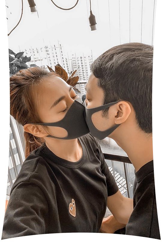 Mới đây, nhân ngày 8/3, Phương Oanh tiếp tục khoe ảnh bên bạn trai. Trong ảnh cả hai mặc đồ đôi và hôn nhau qua khẩu trang. Nữ diễn viên hạnh phúc viết: 