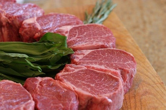 Chọn thịt bò có màu hồng tươi 
