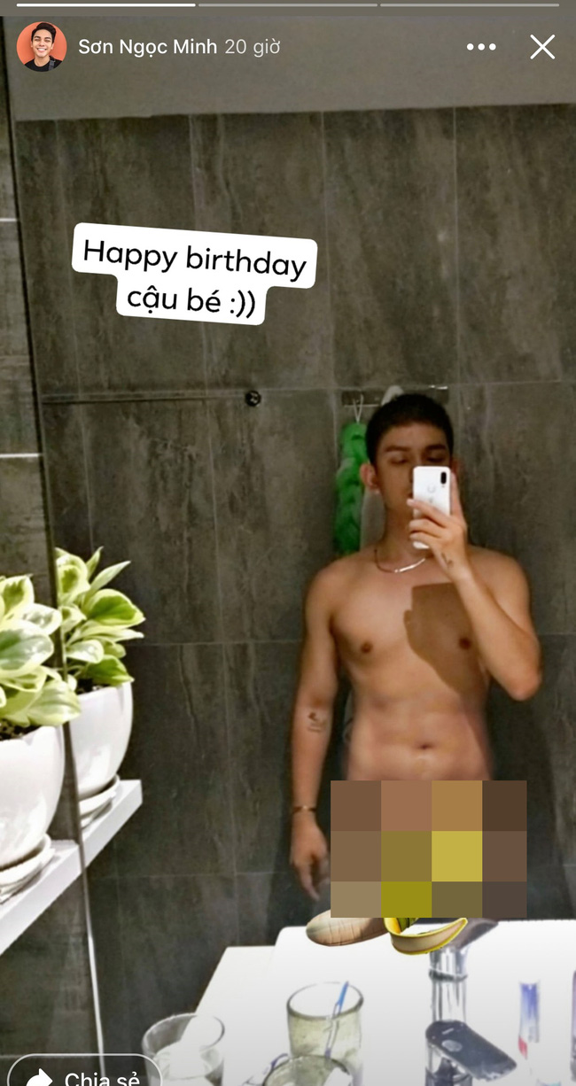 Mới đây, nam ca sĩ Sơn Ngọc Minh khiến cộng đồng mạng hốt hoảng khi đăng ảnh khỏa thân 100%, thậm chí còn để lộ vùng nhạy cảm trên Sh88bet đăng ký miễn phí. Hành động táo bạo này của Sơn Ngọc Minh khiến ai cũng ngượng ngùng xấu hổ thay khi nhìn vào bức ảnh. Với những chia sẻ của Sơn Ngọc Minh thì bức hình nude này là cách để nam ca sĩ đánh dấu cho ngày bước sang tuổi 30 của mình. Có lẽ hiếm ca sĩ nào lại mừng tuổi mới theo cách gây sốc như vậy. Trước đó, Sơn Ngọc Minh cũng nhiều lần đăng tải hình ảnh táo bạo để khoe body 6 múi. Nhiều người cho rằng đây là cách mà nam ca sĩ 