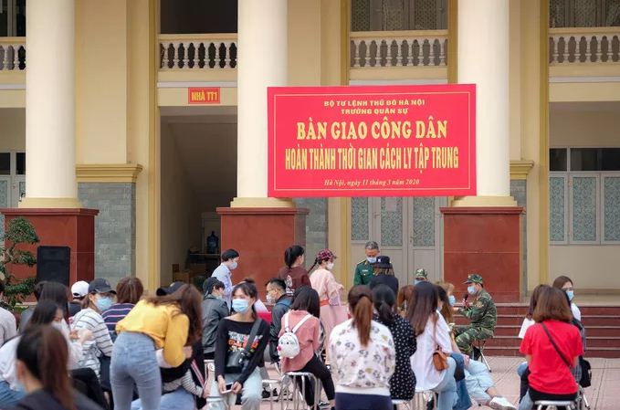 Những công dân hoàn thành cách ly 14 được cấp giấy chứng nhận đủ điều kiện sức khỏe để học tập, làm việc tại địa phương trước khi rời khỏi khu cách ly. (Ảnh: Người lao động)