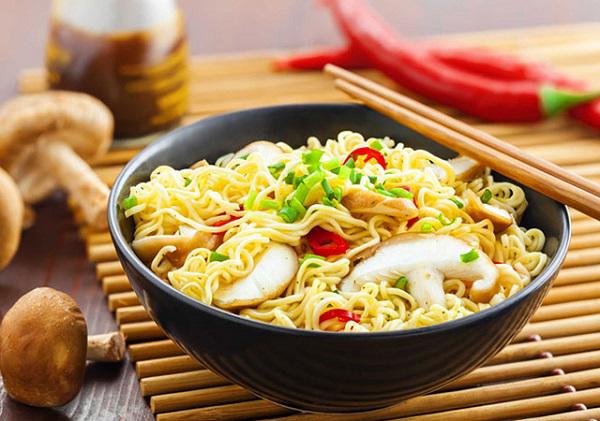 Không ăn mì tôm và đồ ăn nhanh vào buổi tối