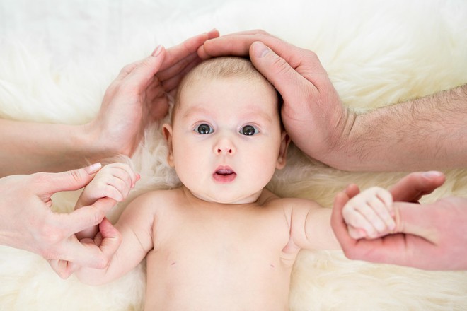 Không để nhiều người tiếp xúc với bé