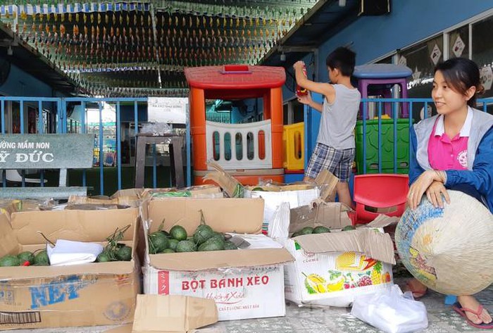 Một cô giáo mầm non phải bán cam để mưu sinh