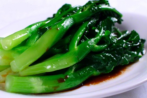 Nên chần rau trước khi xào rau sẽ ngon hơn
