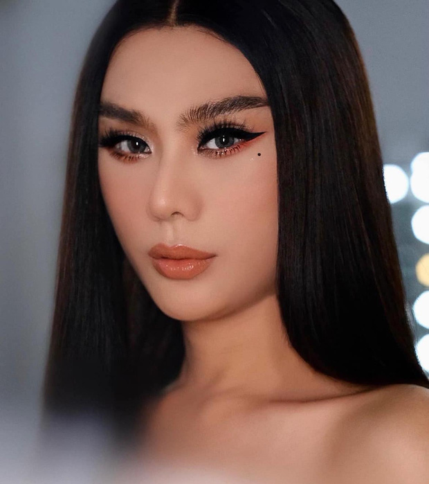 Ngước lên hay nhìn xuống, đôi mắt của cô nàng vẫn trông mất cân đối và hài hòa.