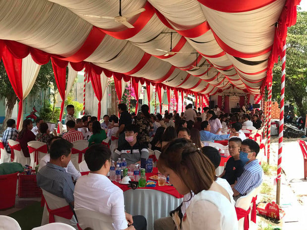 Hầu hết quan khách đều đeo khẩu trang khi tham dự lễ cưới.