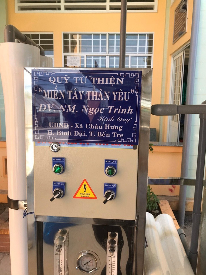 Mới đây, Ngọc Trinh là sao Việt tiếp theo cập nhật tình hình hỗ trợ bà con bằng việc lập quỹ, đứng ra kêu gọi quyên góp và cử đại diện trực tiếp tới các tỉnh miền Tây để tặng máy lọc nước mặn. Theo đó, ngoài số tiền 200 triệu chi nóng vào ngày 13/3, đến hiện tại cô đã kêu gọi quyên góp thêm từ khán giả, các mạnh thường quân và nhận về tổng số tiền là 544 triệu đồng. Ngọc Trinh cho biết, ngày 15/3 vừa qua, cô đã cử đại diện tới Bến Tre để trao 3 máy lọc nước cho UB xã Châu Hưng, xã Thái Lai, huyện Bình Đại và xã Bảo Thạnh, huyện Ba Tri. Hôm nay (16/3), máy lọc nước đã được tặng tại xã Tân Thành, huyện Gò Công Đông, tỉnh Tiền Giang. Cũng trong tuần này, tất cả các máy lọc nước sẽ được phía Ngọc Trinh trao tặng tới các tỉnh thành khác gồm Long An, Kiên Giang và Cà Mau.