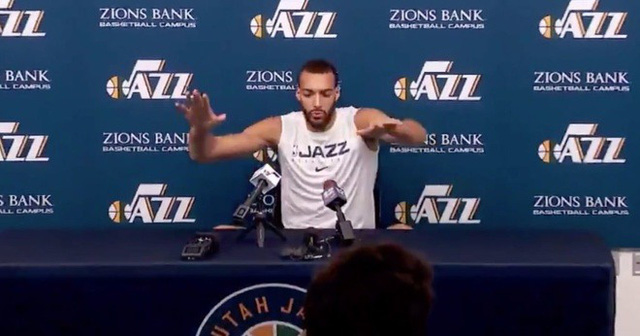 Cầu thủ Gobert chạm tay vào mọi đồ vật trên bàn để thể hiện sự bình thản với dịch Covid-19.