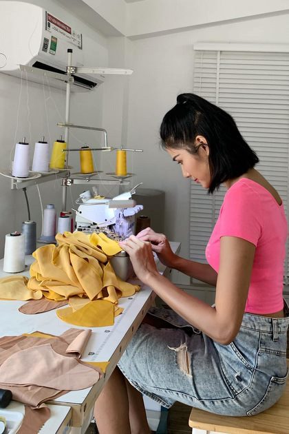 Hoàng Thùy vừa khiến nhiều khán giả bất ngờ khi tự tay may 300 chiếc khẩu trang phát cho người dân để góp phần ngăn chặn dịch bệnh. Cô cho biết tận dụng thời gian rảnh để góp chút công sức cho cộng đồng: 