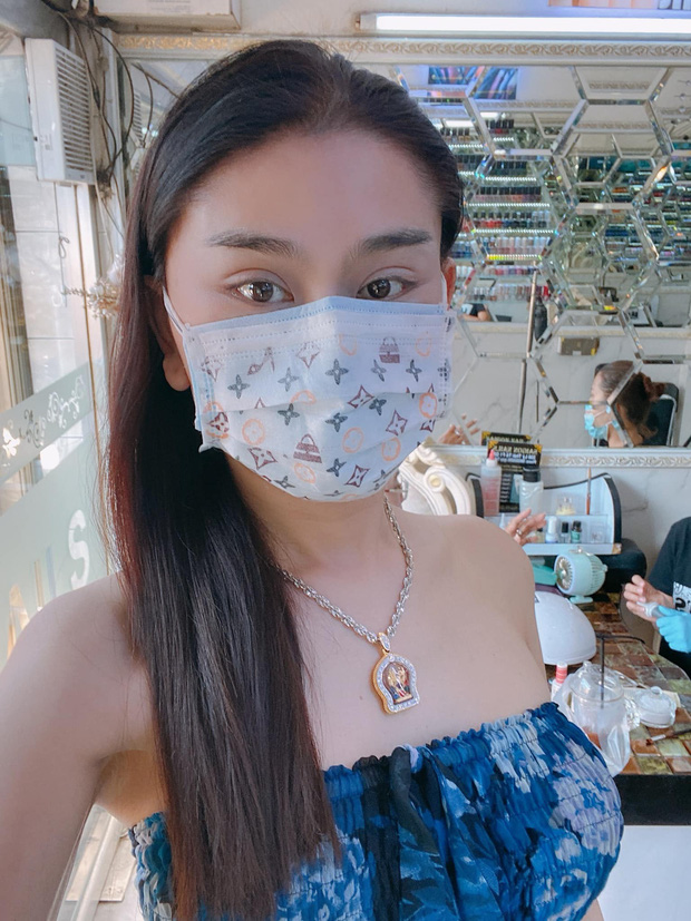 Mới đây, khoe ảnh mặt mộc với khẩu trang, Lâm Khánh Chi khiến dân tình giật mình vì nhan sắc tươi tắn. Mọi thứ đều rất ổn chỉ một điều không ổn và chiếm hết spotlight, đó chính là đôi mắt sưng to và có phần xếch ngược lên. Dù khoảnh khắc mộc mạc, chân quê này có giúp cô nàng ghi điểm đến cỡ nào cũng không thể làm lu mờ đi sự chú ý của dân tình dành cho đôi mắt lạ kỳ ấy được. Nhiều người nhìn vào tấm hình này của Lâm Khánh Chi đều đặt câu hỏi: “Liệu cô đã sử dụng biện pháp Shbet888 tiền thưởng cực khủng thẩm mỹ đúng không?”.