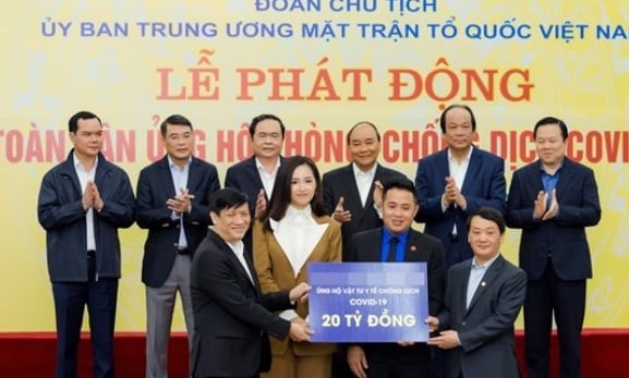 Mới đây Mai Phương Thúy đã có chuyến bay ra Hà Nội để gặp gỡ các quan chức cấp cao và Thủ tướng Nguyễn Xuân Phúc, tham gia “Lễ phát động toàn dân chống dịch Covid 19”. Nàng hậu là mỹ nhân hiếm hoi được vinh dự góp mặt trong buổi họp báo. Cô cùng một đơn vị đã ủng hộ 20 tỷ đồng cho quê hương trong công tác phòng chống và đẩy lùi đại dịch Covid 19. Mai Phương Thúy là nàng hậu luôn hướng về cộng đồng và tham gia nhiều chiến dịch, hoạt động thiện nguyện.