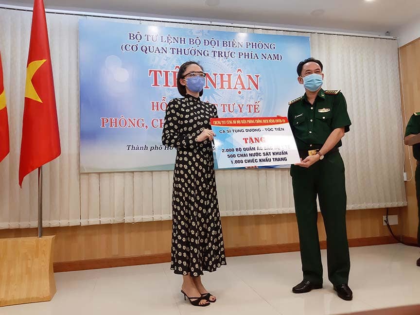 Giữa dịch bệnh hoành hành, Tóc Tiên là nghệ sĩ Việt tiếp theo có động thái hỗ trợ vật phẩm y tế. Tóc Tiên - đại diện cho nhóm của Tùng Dương tại miền Nam đã đến Cơ quan thường trực Bộ tư lệnh Bộ đội biên phòng khu vực phía Nam tại TP.HCM. Tại đây, Tóc Tiên trao 2.000 Shbet999 com đăng nhập bảo hộ, 500 chai nước sát khuẩn, 1.000 khẩu trang. Đáng chú ý hơn cả, giữa thời điểm chuyện từ thiện, đóng góp ít/nhiều của nghệ sĩ thường xuyên bị đem ra bàn tán, Tóc Tiên đã có động thái chặn sự tấn công từ mạng xã hội. Tóc Tiên viết: 