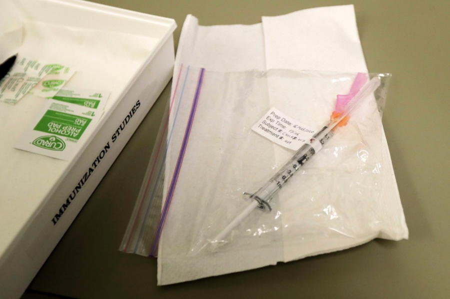 nguoi-tiem-vaccine-ngua-covid-19-02