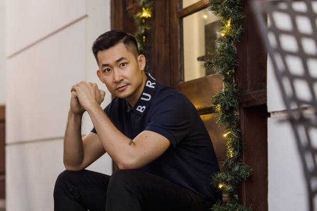 Mới đây, có thông tin xuất hiện trên một hội nhóm chuyên tám chuyện showbiz cho rằng nam diễn viên Trọng Nhân (vai Khang - Hoa hồng trên ngực trái) bị ekip tố bùng 7 triệu tiền vé máy bay. Thậm chí, nhân vật này còn nhấn mạnh câu nói: 
