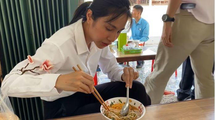 Mới đây, Thủy Tiên đã chia sẻ clip ghi lại hành trình cô về các địa bàn miền Tây để trao đổi và lắp máy lọc nước cho bà con. Tuy nhiên, hình ảnh khiến nhiều người đặc biệt quan tâm là khoảnh khắc bà xã Công Vinh ăn vội bát mì ăn liền trong lúc đi khảo sát, mặc dù cô vừa trải qua đợt Shbet888 tiền thưởng cực khủng cách đây không lâu. Trong lúc được ông xã ân cần hỏi 