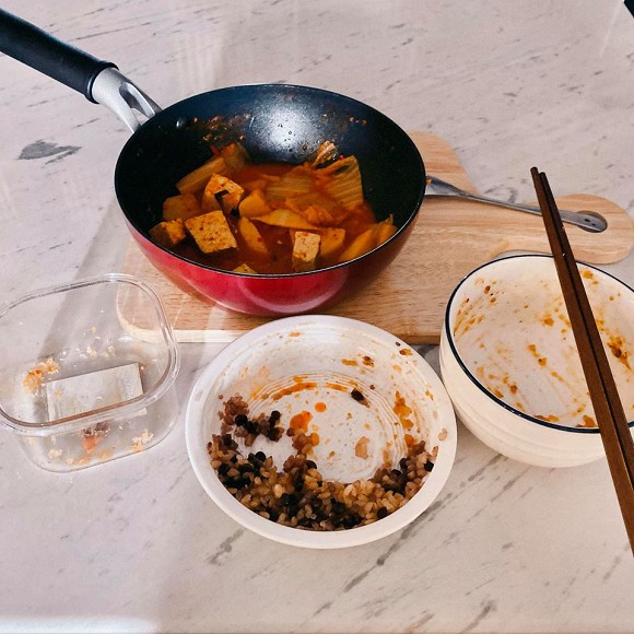 Hari Won sợ mập khi bản thân ăn nhiều đồ ăn.