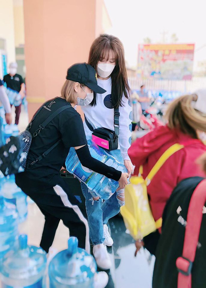 Sau những ngày im lặng, Hari Won vừa cùng với diễn viên Tuấn Trần và ekip của mình đưa 1610 thùng nước ngọt đến với người dân ở cực Tây Nam tổ quốc. Bà xã Trấn Thành đã tự tay bê các thùng nước phát cho bà con với mong muốn giúp đỡ một phần nhỏ giữa những khó khăn hiện tại. Việc làm thiết thực này giúp nữ ca sĩ - MC nhận được sự ủng hộ, tán dương giữa tình thế thiếu nước ngọt trầm trọng của bà con nơi đây.