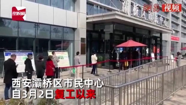 Người dân xếp hàng để chờ nộp đơn ly hôn.