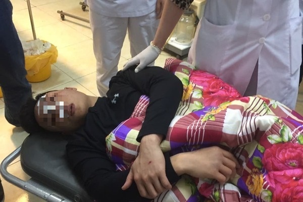 Bác sĩ bị nhóm thanh niên hành hung phải nhập viện cấp cứu.