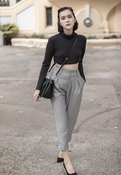 Năng động cá tính cùng baggy sáng màu kết hợp croptop ôm body