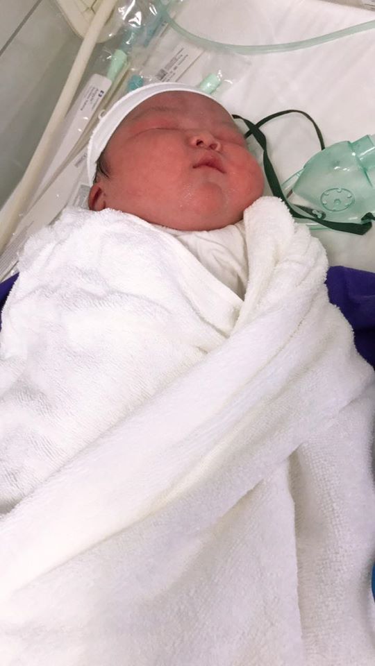 Bé gái chào đời nhờ phương pháp sinh mổ có trọng lượng khủng, 6,1kg.