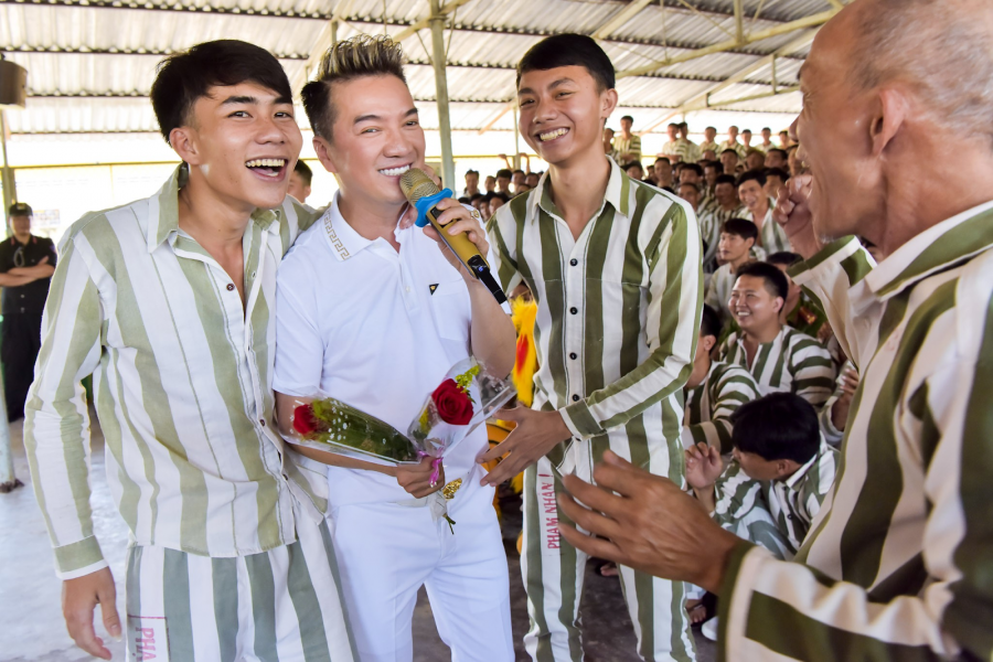 Đàm Vĩnh Hưng trong các chuyến làm thiện nguyện trước đây.