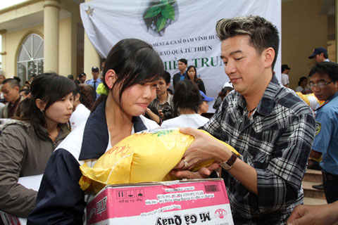 bi-khan-gia-nhac-nho-lam-tu-thien-giua-dai-dich-covid19-dam-vinh-hung-dap-tra-cuc-gat-348-4772409