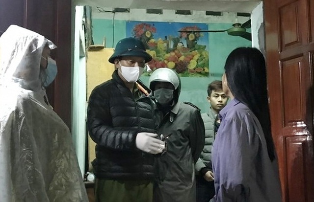 Lực lượng chức năng vận động những người dân liên quan đến bệnh nhân đi cách ly.
