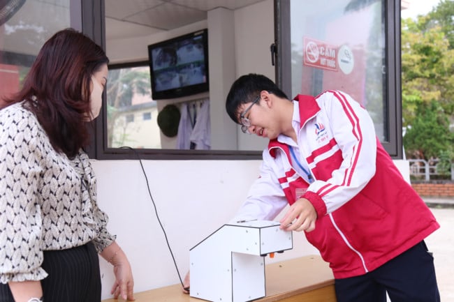 Nam sinh chế tạo thành công máy rửa tay tự động.