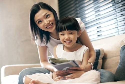 Cha mẹ nên động viên bé đọc sách, làm việc nhà, để tránh trầm cảm