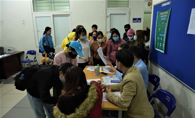 Các Mừng SHBET phiên bản mới 2025 có mặt tại sảnh các tòa nhà để làm thủ tục chuyển phòng.